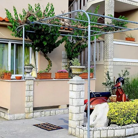 Apartment Zoro Palit